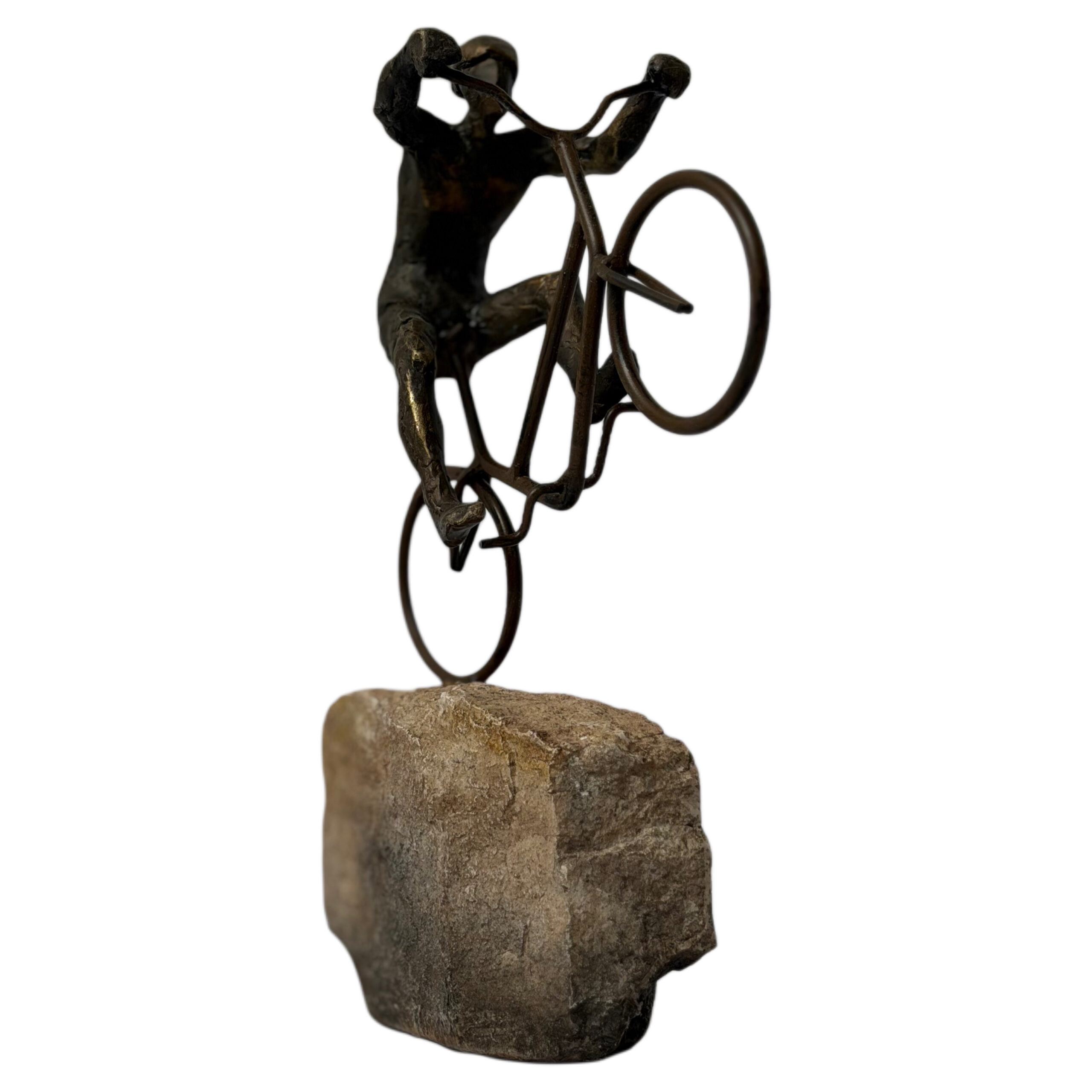 Figura decorativa ciclista color bronce sobre piedra alta