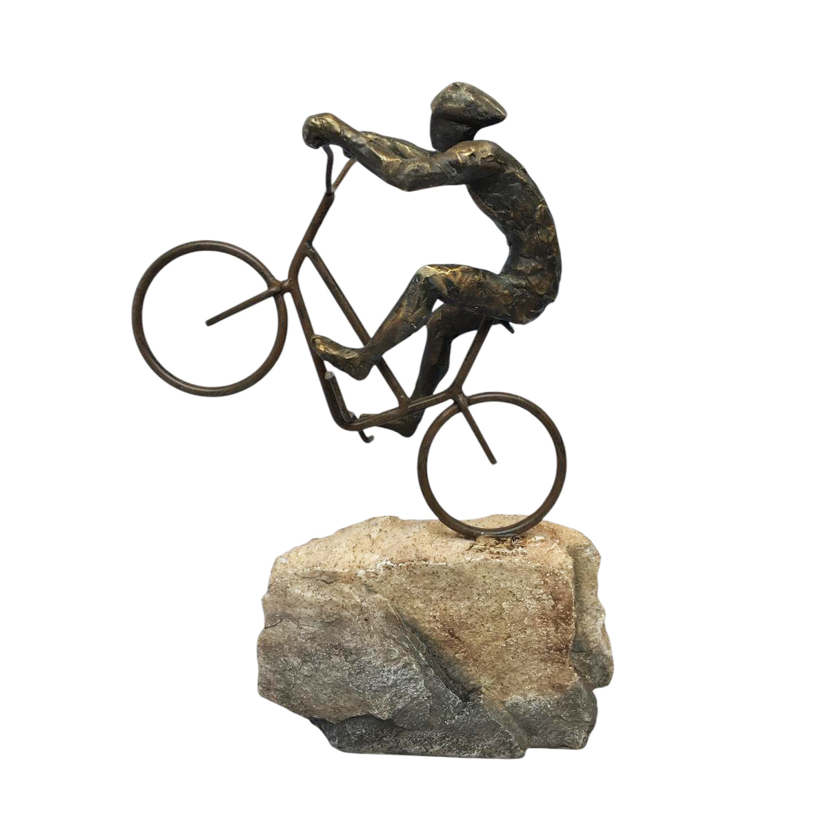 Figura decorativa ciclista color bronce sobre piedra alta